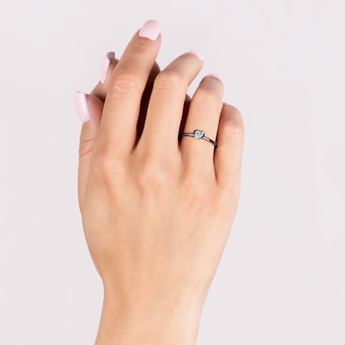 Pierścionek zaręczynowy Pure: czarne złoto, diament w szlifie serce